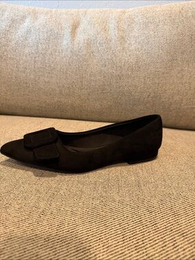 Anne Klein Black Pointed-Toe Ballet Flat with Bow Accent